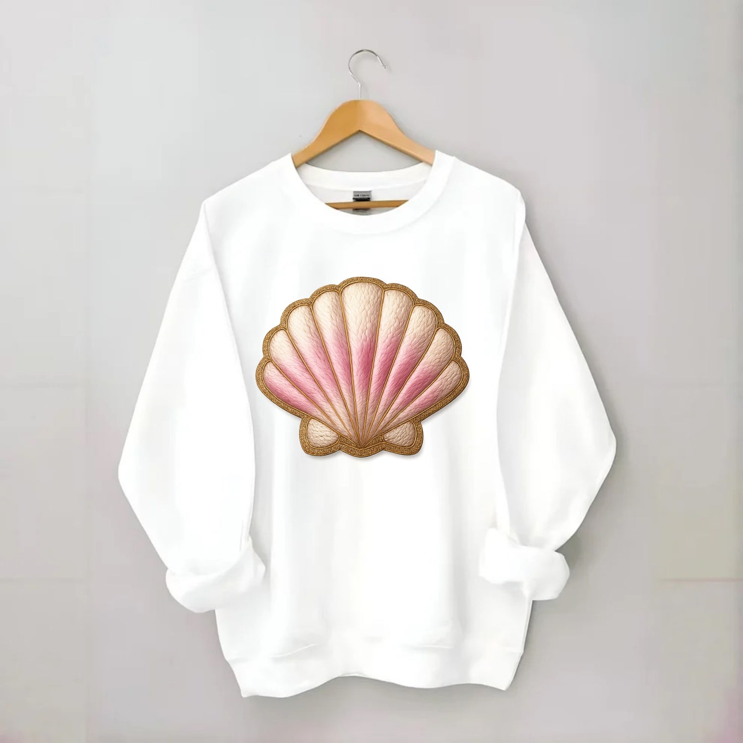 SEASHELL SCALLOP - scallop shell in cream and pink , beach - Crewneck Sweatshirt - white