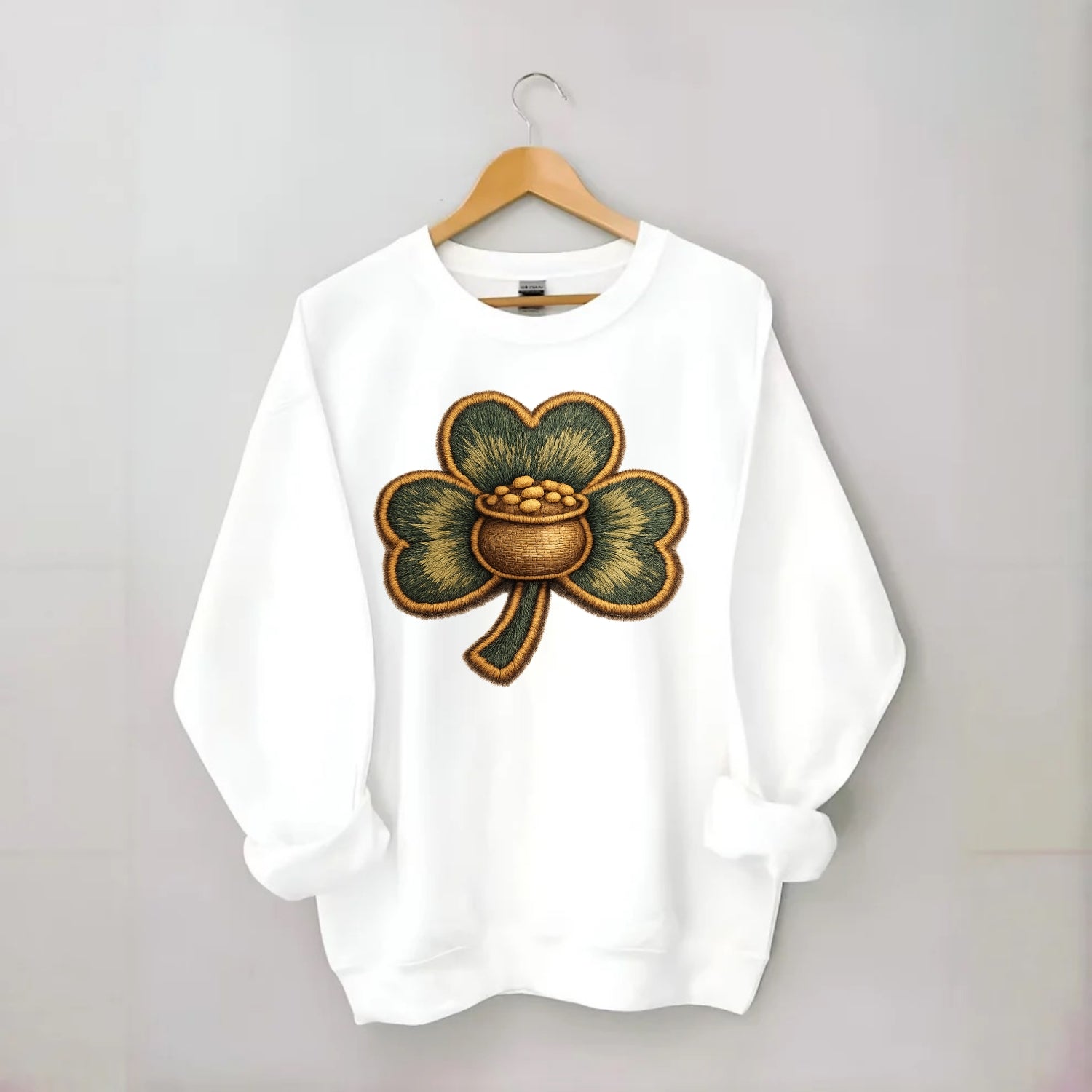 ST PATRICKS CLOVER - lucky clover with gold in green and gold , Irish luck - Crewneck Sweatshirt - white